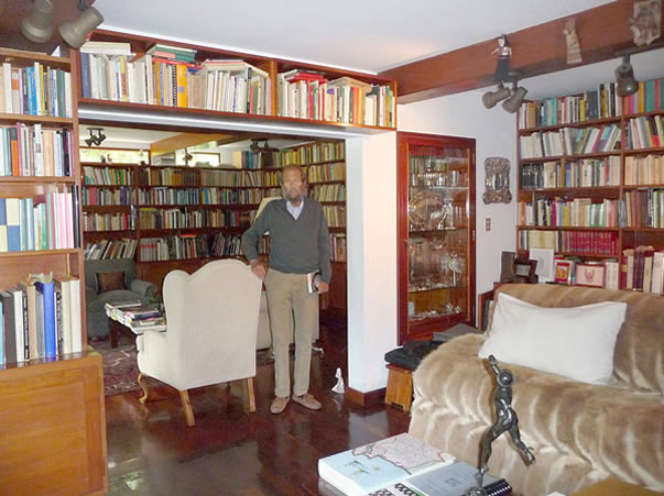 Federico González Frías en su biblioteca, 2013